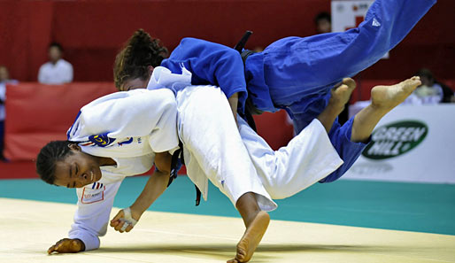 Judoka Heide Wollert (blau) im Duell mit der Französin Audrey Tcheumeo