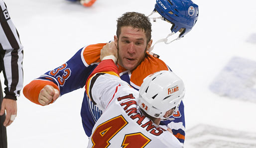 Monster-Fight in der NHL: Raitis Ivanans (Flames) vs. Steve MacIntyre (Oilers)