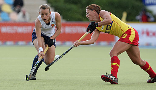 Chloe Rogers (l.) und die englischen Hockey-Damen besiegten Spanien im Spiel um Platz drei