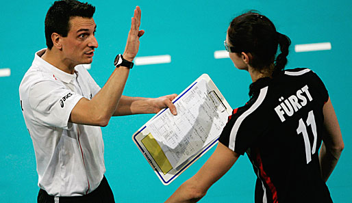 Nationaltrainer Giovanni Guidetti gibt Christiane Fürst Instruktionen für das Spiel