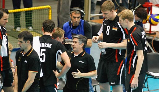 Bundestrainer Raul Lozano (M.) und seine Volleyball-Jungs verpatzten die EM-Generalprobe