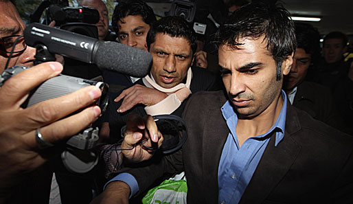 Cricket-Spieler Salman Butt (r.) muss wegen Wettbetrugs und Spielmanipulation ins Gefängnis