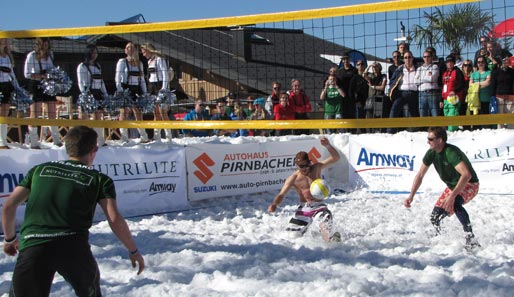 Die "Snowvolleyball Tour 2012 powered by Amway" gastiert Ende März am Spitzingsee