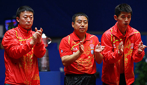 Trainer Liu Guoliang (M.) klatscht höflich, aber Chinas Triumph war nie wirklich gefährdet