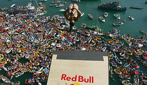 Orlando Duque tourt während der Red Bull Cliff Diving World Series quer über den Erdball