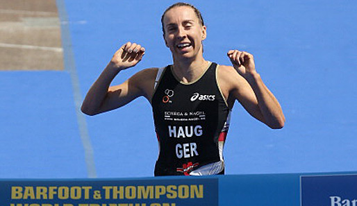 Anne Haug überquert die Ziellinie beim Triathlon in Auckland