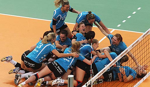 Die Spielerinnen des Schweriner SC feiern den Pokalgewinn 2012 gegen Vilsbiburg