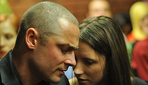 Carl Pistorius (l.), hier mit Schwester Aimee, muss sich bald selbst vor Gericht verantworten