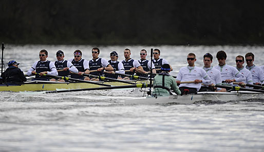 Oxford (l.) gewinnt das prestigeträchtige Boat Race auf der Themse gegen Cambridge