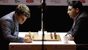 Magnus Carlsen (l.) kämpft gegen Viswanathan Anand um den WM-Titel