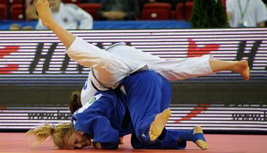 Luise Malzahn im blauen Anzug holte beim Grand-Prix in Ulan Bator die Silbermedaille