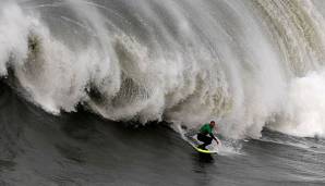 Surfer Nic von Rupp reitet eine große Welle vor Nazare.
