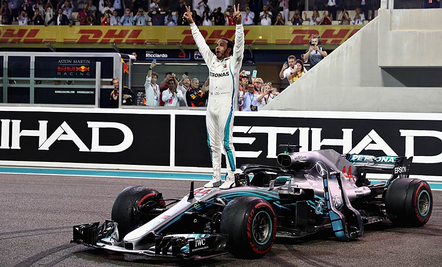 Durch einen vierten Platz im Großen Preis von Mexico krönt sich Lewis Hamilton zum fünften Mal zum Formel-1-Weltmeister. Der Deutsche Sebastian Vettel wird mit 88 Punkten Rückstand Zweiter. Die Konstruktuers-WM geht zum fünften Mal in Folge an Mercedes.