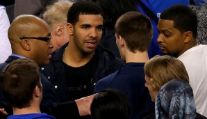 April 2014: Nach dem Finaleinzug der Kentucky Wildcats ins March-Madness-Final-4 hält Drake eine Motivationsrede. Im Finale des wichtigsten College-Basketball-Turniers verliert das Team als klarer Favorit gegen Connecticut.