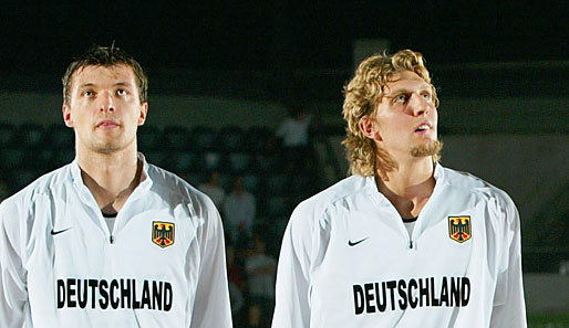 Robert Maras(l.) zusammen mit Dirk Nowitzki im Trikot der Nationalmannschaft