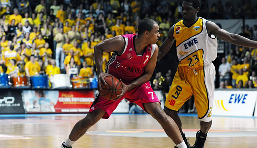 Alex King (l.) hat seinen Vertrag bei den Telekom Baskets Bonn verlängert