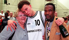 Misan Nikagbatse im Jahre 2000 mit seinen Eltern