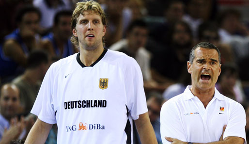 Nationaltrainer Dirk Bauermann (r.) wartet vor der EM noch auf seinen Superstar Dirk Nowitzki