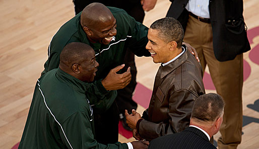Auch Ex-NBA-Star Magic Johnson (l., lachend) will sich am Wahlkampf von Barack Obama beteiligen