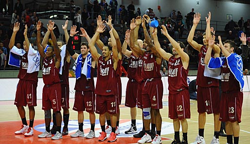 Die Baskets Würzburg feiern ihren Sieg über die Walter Tigers Tübingen