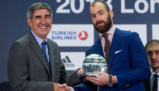 Euroleague-CEO Jordi Bertomeu (l.) überreicht Olympiakos-Star Vassilis Spanoulis die MVP-Trophäe