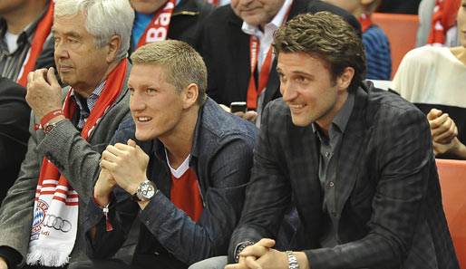 Bayern-Sportdirektor Pesic (r.) neben Schweinsteiger, dem prominentesten Fan seines Teams