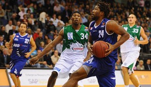 Anthony Smith (am Ball) spielte schon 2011/12 für die Eisbaren Bremerhaven