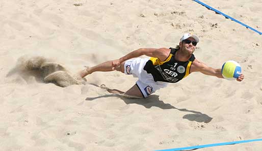 Julius Brink holt den Ball mit einer spektakulären Flugeinlage in den Sand