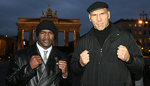 The Real Deal EVander Holyfield und der russische Riese Nicolaj Walujew beim Fotoshooting am Brandenburger Tor