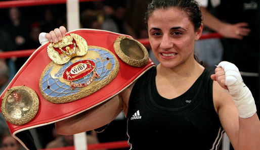 Box-Weltmeisterin Susi Kentikian muss ihren Gürtel gegen Elena Reid verteidigen