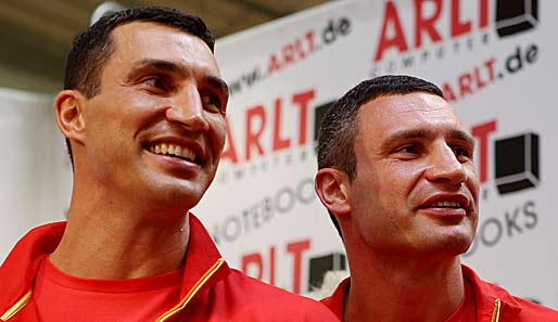 Die Box-Weltmeister Wladimir (l.) und Witali Klitschko haben in ihrem TV-Vertrag eine Rücktrittsoption