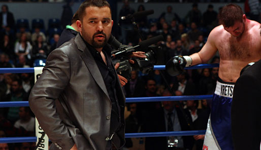 Ahmet Öner (l.) geht mit Größen des deutschen Boxsports hart ins Gericht