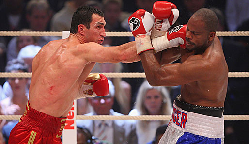 Wladimir Klitschko (l.) kämpfte bereits im Juli 2008 gegen Thompson und gewann durch K.o.