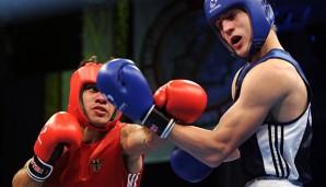 Artem Harutyunyan (l.) hat seinen ersten Kampf bei der Box-WM gewonnen