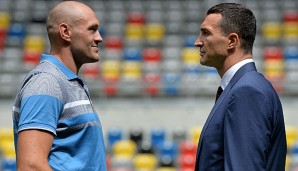 Tyson Fury (l.) fordert Wladimir Klitschko am Samstagabend zum WM-Kampf