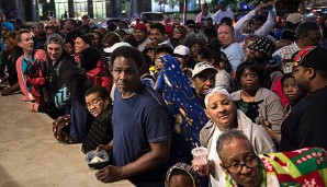 Über Nacht hatte sich eine riesige Schlange in Louisville für Tickets zur Ali-Trauerfeier gebildet