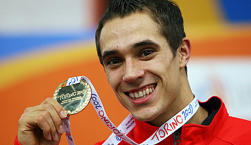 Sebastian Bayer mit seiner Goldmedaille von Turin