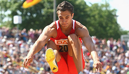 Bei der Hallen-EM 2009 in Turin holte Sebastian Bayer mit unglaublichen 8,71m die Goldmedaille