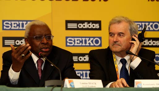 IAAF-Präsident Lamine Diack (l.) tritt erneut zur Wahl an