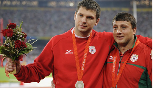 Wadim Dewjatowski (li.) und Iwan Tichon erhalten ihre Olympiamadaillen zurück