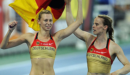 Lisa Ryzih (l.) und Silke Spiegelburg bejubeln ihre EM-Medaillen
