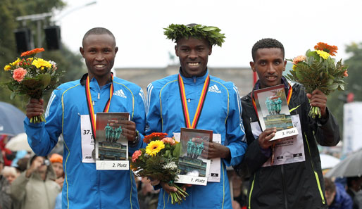 Patrick Makau (Mitte) aus Kenia gewann 2007 bereits den Halbmarathon in Berlin