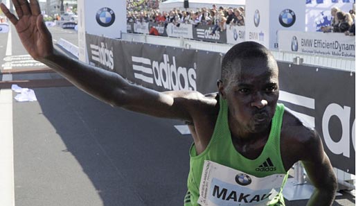 2011: Patrick Makau feiert seinen Sieg beim 38. Berlin-Marathon