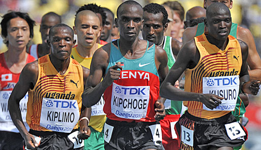 Eliud Kipchoge (m.) aus Kenia verbesserte den Streckenrekord von Hamburg um 28 Sekunden