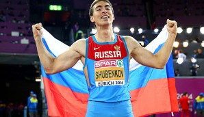 Sergej Schubenkow posiert mit der russischen Flagge nach dem Finallauf