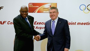 Lamine Diack (l.) gab sein Amt als IAAF-Präsident im August an Sebastian Coe ab