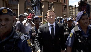 Oscar Pistorius (M.) ist vom Staatsanwalt des Mordes angeklagt worden