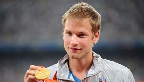 Alex Schwarzer zeigt seine Gold-Medaille in Peking