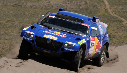 Carlos Sainz hat sich nach der sibten Etappe der Rallye Dakar wieder an die Spitze gesetzt