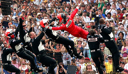 Der Argentinier Helio Castroneves feiert mit seiner Crew den Indy-500-Sieg